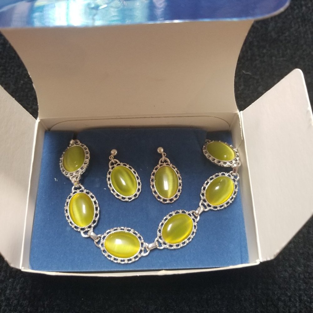 Avon Vintage 2007 August Birthstone Bracelet and Earrings Set